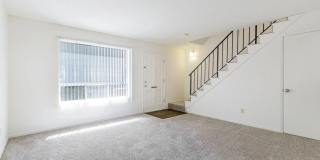 Cozy 2 bedroom, 1 bathroom apartment near Downtown Milwaukie Gallery 1