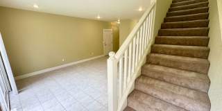 Spacious and bright 2 bed 2.5 bath Townhouse Gallery 9