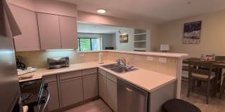 Short-mid term housing, furnished condo 2 bed/2 bath walking distance to Pearl St., CU and close to Hiking and Biking Gallery 4