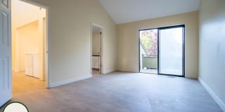 Remodeled 3 Bedroom Townhouse | Private Patio | Washer/Dryer Gallery 8