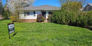 Comfortable 3/Bed-2 Bath Home with a Deck and Fenced Backyard Gallery 1