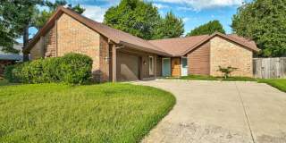 Charming 3-Bed, 2-Bath Home in West Norman – Minutes from Sooner Mall Gallery 1