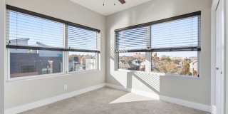 Stylish Midtown townhouse with stunning city views! Gallery 18