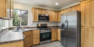 Cozy 3 Bed Home: New Carpet, Fully Fenced Yard & Near Old Mill Gallery 5