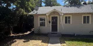 Vintage 1-Bedroom Duplex with Large Fenced Yard 3 miles from OIT and Sky Lakes Medical Center Gallery 1