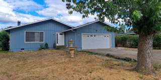 Green area 3 Bedroom 2 Bath with Garage Gallery 1