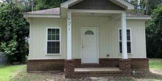 1 bed 1 bath bungalow minutes from FSU!! Available August 2026! Gallery 1