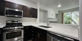 Beautifully Updated Bethany Townhome with Private Backyard and Modern Finishes Gallery 7
