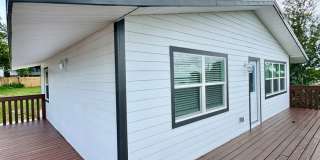 Downtown Clermont - Beautifully Renovated 2-Bed/1-Bath Upstairs Unit with Stunning Lake Minneola Views- Gallery 10