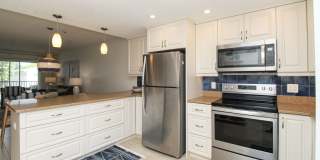 ** CANAL VIEW 2 BEDROOM\2 BATH CONDO ** SEASONAL OR ANNUAL ** BLUE POINT CLOSE TO DOWNTOWN NAPLES AND NAPLES BEAUTIFUL BEACHES ** CANAL BOAT SLIP AVAILABLE ** Gallery 14