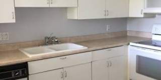 This is a great opportunity to rent a 2 bedroom at a competitive price in Tarzana. Gallery 13