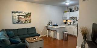 Zen Cottage: Spacious downtown suite complete with kitchenette, washer/dryer $300 Utility Fee Gallery 1