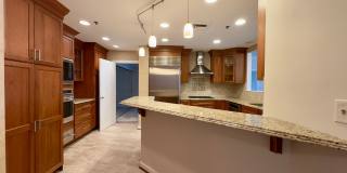 Elegant 2 Bedroom/2.5 Bathroom Apartment with Den, 2 Parking Spaces, and Storage Unit in Canton, Baltimore, MD! Gallery 7