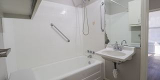 Beautiful 2 Bed 1 Bath in Quiet Area Gallery 10