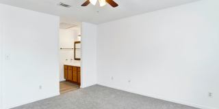 Spacious 2 Bed/2.5 Bath Townhome in POOL CONDO COMPLEX! Gallery 18