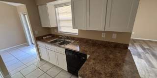 3 Bedroom, 2 Bath, 2 Car Garage Rental Gallery 3