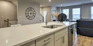 Luxury 3BR/2.5BA Condo w/ Balcony and Rooftop Terrace & Garage – Walk to One Loudoun Luxury 3BR/2.5BA Condo w/ Balcony and Rooftop Terrace & Garage – Walk to One Loudoun Gallery 9