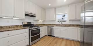 Spacious private backyard! Gallery 7