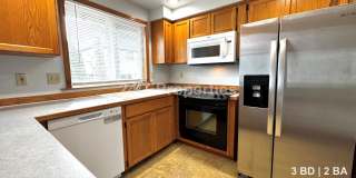 Updated 3BD | 2BA Home with Garage & Large Deck - Hillsboro Gallery 5