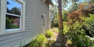 Beautiful 1 bed/1 bath near Duke utilities included and off street parking! Gallery 12