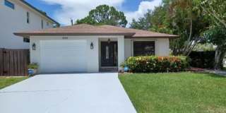 Enjoy Your Vacation in This Single Family Pet Friendly Home NO HOA ** WEEKLY AND MONTHLY RENTAL ** SEASONAL ** Gallery 14
