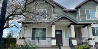 Townhome 2-Bd, 2- Baths with a full-kitchen & Electric fireplace in a Modernized-Style Home, for all Types! Gallery 1