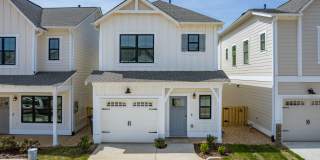 2 Bedroom House with Garage and Fenced Backyard! Gallery 1