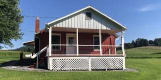 Super cute farm house with beautiful mountain view! 2 bedrooms, 1 bathroom! Gallery 1