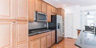 Lovely Townhome Conveniently Located! Gallery 11