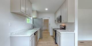 RENOVATED 4/2 in Walkable Location, Stainless Steel Appliances, & Garage/Workshop! Available NOW for $1850/month! Gallery 10