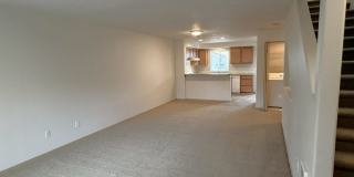 3 Story ~ 3 Bed/3 Bath Townhome in Parkview Village! Gallery 8