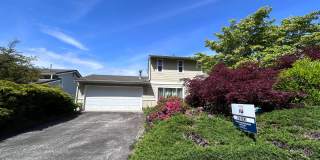 Large 4 Bedroom home with views of Bellingham Bay and Garage Gallery 1