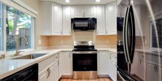 Beautiful & Spacious 3bd Townhouse w/Detached Garage Gallery 1