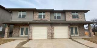 Beautiful 3 Bed 2.5 Bath Duplex near the Turnpike! Gallery 1