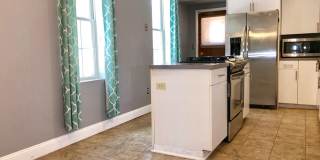 Charming 2 Bedroom/2 Bathroom Townhome in Federal Hill W/ Parking Gallery 6