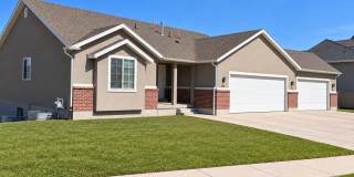 AVAILABLE 10/15 – SPACIOUS 3-BEDROOM HOME WITH 3-CAR GARAGE Gallery 1