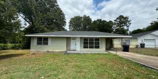 Charming 2 Bedroom Home with Large Fenced Yard! Gallery 1