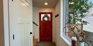 Spacious Ballard Townhome- 2 Bedrooms with Parking Gallery 3