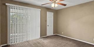 Charming 2BR Condo with Vaulted Ceilings, Fireplace & Pool Access Gallery 5