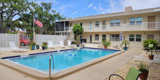 ISLAND OF VENICE! FIRST FLOOR condo with courtyard pool, 2 bed, 1 bath blocks from Downtown and Venice Beach! Gallery 1