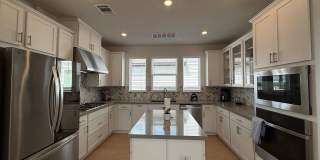 Wonderful 5 bedroom 4 bath home with Office + Media Room Gallery 11