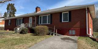 Charming 2 Bed, 1 Bath Triplex Gallery 2