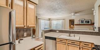 Beautiful 2 bed 1 bath Condo in Aurora Gallery 6