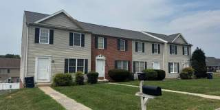 Spacious 3 Bedroom, 2.5 Bath Townhouse with full walk-out basement Gallery 1