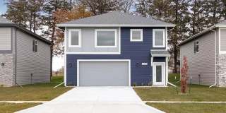 Beautiful single family home With 6 Car Attached Garage! Gallery 1