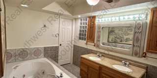 Spacious 3 bedroom, 2 bathroom Home. PET FRIENDLY! Gallery 13