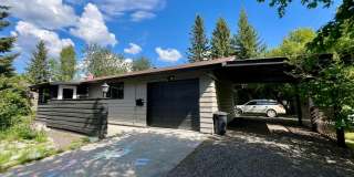 Available Nov 1st / Furnished / 1-Car Garage / 1 Dog on Approval Gallery 1