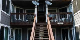Spacious 3 Bedroom Home with Vaulted Ceilings & Fireplace Gallery 1
