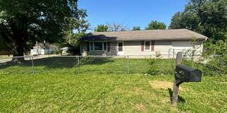 Charming 3 bed 1 bath with garage in quiet neighborhood! Gallery 1