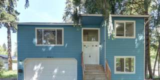Charming 3 Bedroom Home Nestled Among the Trees in Bonney Lake – Spacious & Private Gallery 1